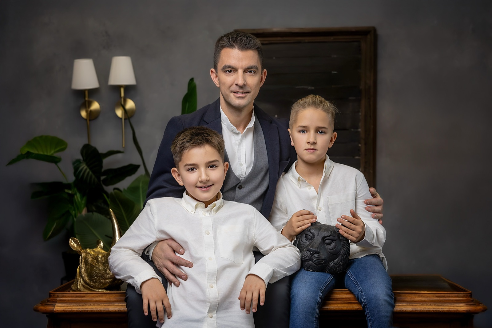 Feri a két kisfiával, stúdióban