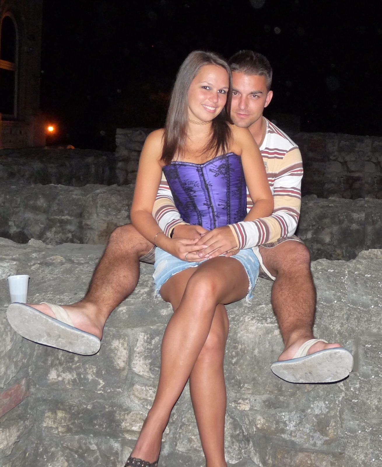 Anett és Feri egy kőfalon ülve egy nyári estén, 2009