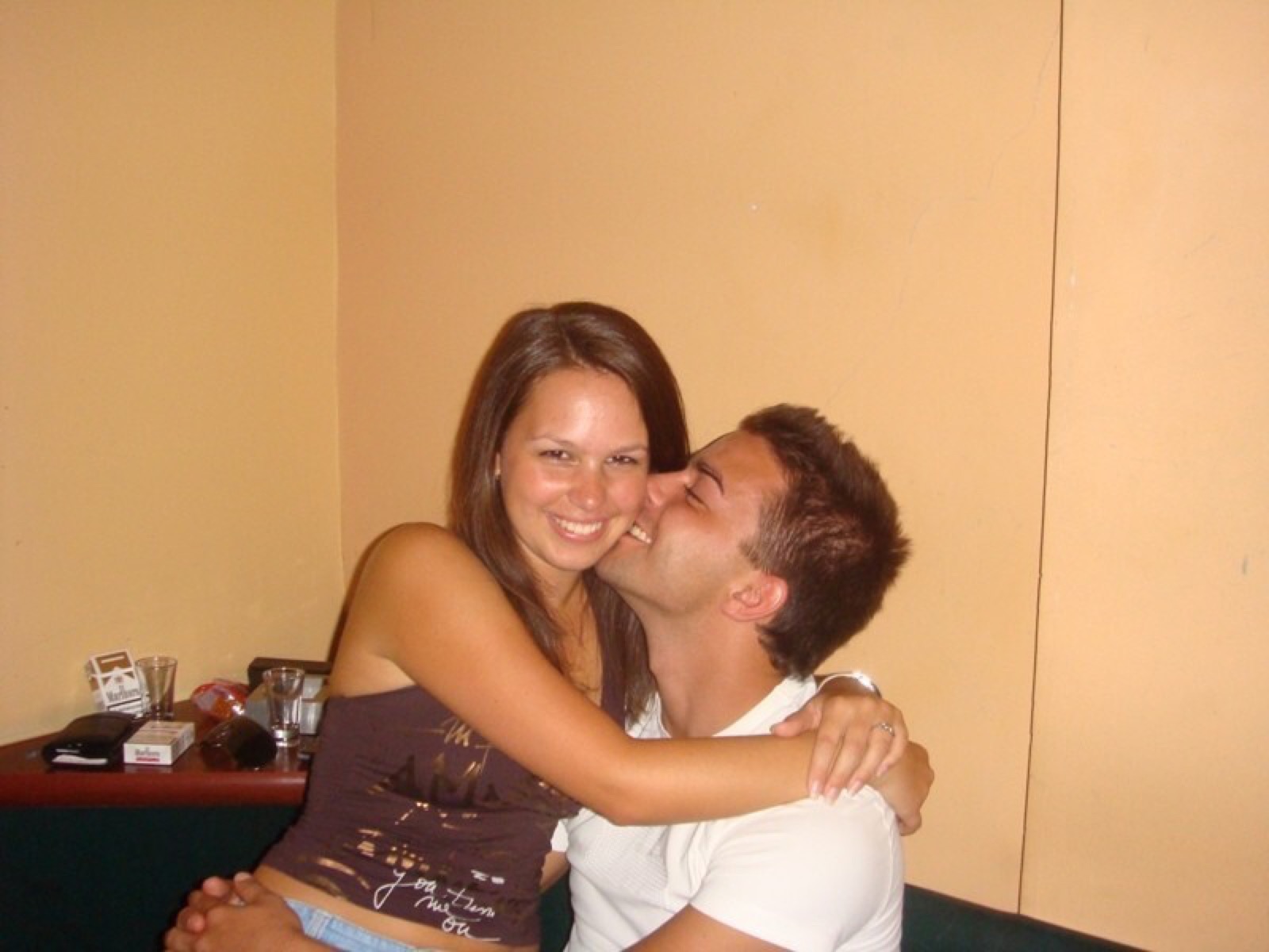 Feri arcon csókolja a nevető Anettet, 2009