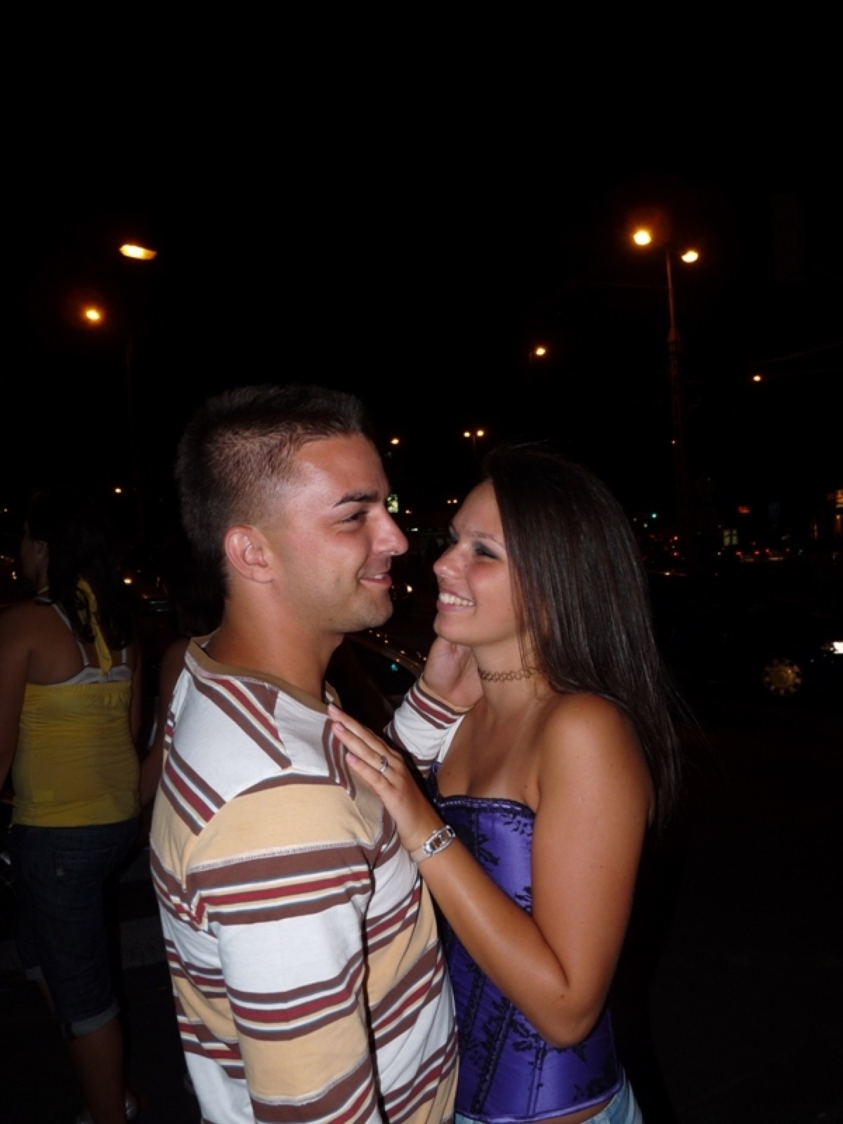 Anett és Feri egy esti utcán a város fényei közt, 2009