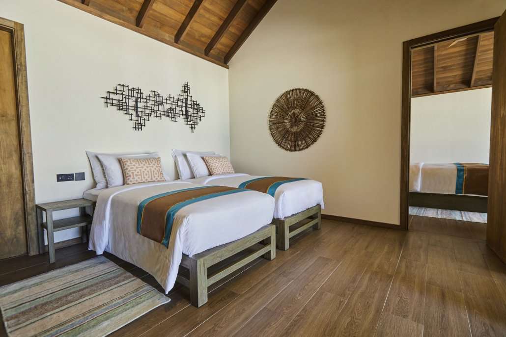 Villa belső tere a Jawakara resorton, fa mennyezettel